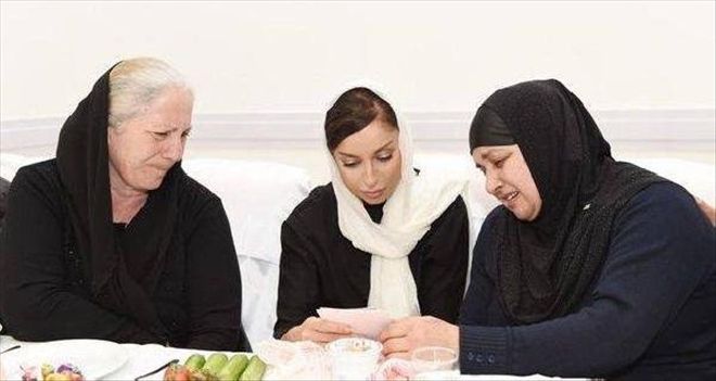Mehriban Aliyeva Şehit Annelerin Önünde, Göz Yaşlarına Hakim Olamadı