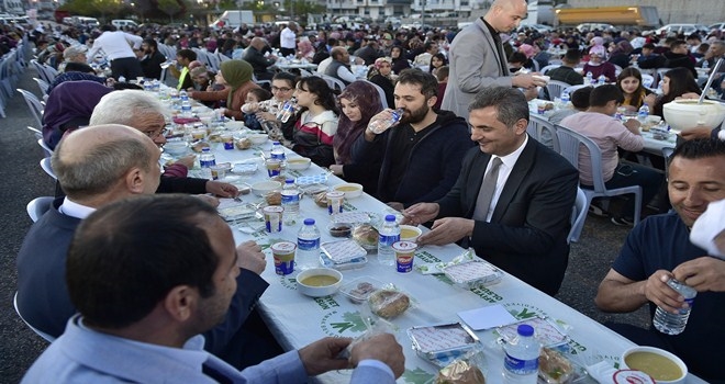 4 bin kişi aynı sofrada iftar açtı