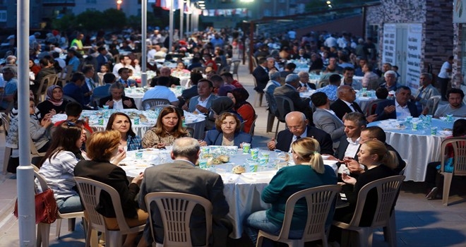 Yüzlerce ilçe sakini iftar sofrasında buluştu