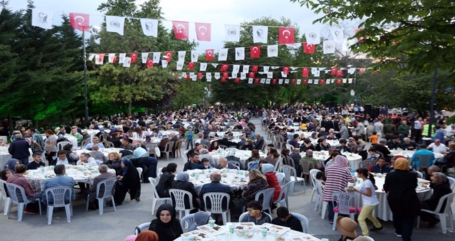 Binlerce Yenimahalleli, iftar sofrasında buluştu