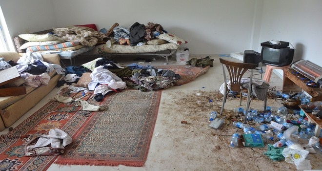 Kızılcahamam Belediyesi Bakımsız Kalan Evi Temizledi