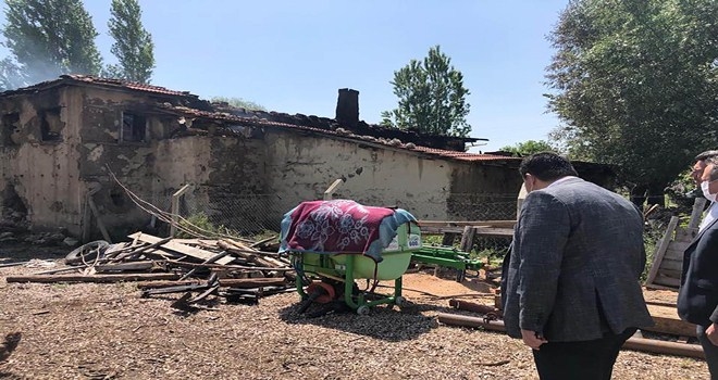 Evleri yanan ailenin yardımına belediye koştu
