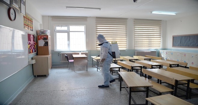 Okullar hafta sonlarında dezenfekte edilip temizleniyor 