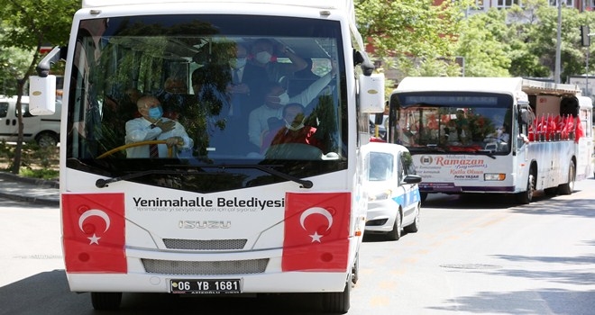 Başkan Yaşar, Yenimahallelileri otobüsten selamladı