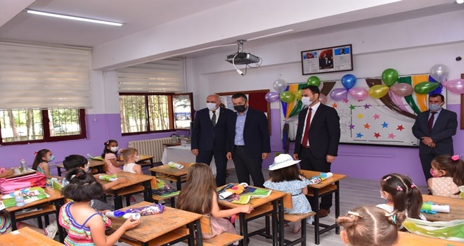 Başkan Acar, öğrencilerin  karne heyecanına ortak oldu