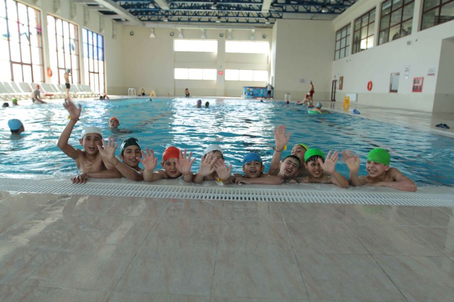 Öğrenciler ara tatilde hem yüzme öğrenecek hem eğlenecek 