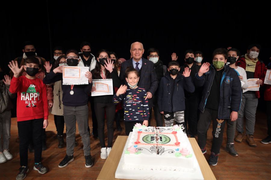 Başkan Yaşar, öğrencilerin  karne sevincine ortak oldu