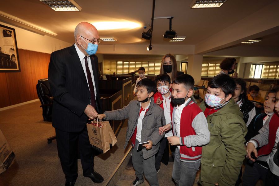 Başkan Yaşar, minik ziyaretçilerini ağırladı
