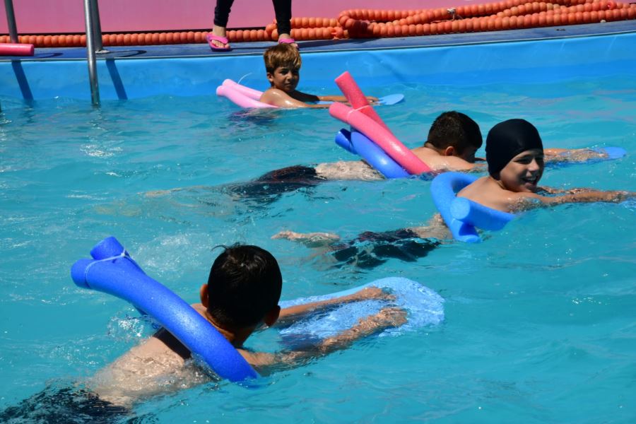 Mamak’ta Çocuklar Yüzme Öğreniyor