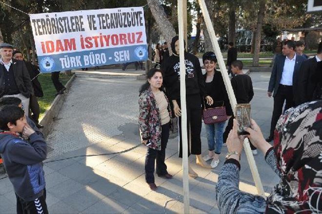 Sembolik Dar Ağacıyla Terör Ve Tecavüz Protestosu