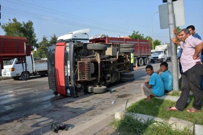 KIRMIZI IŞIKTA BEKLERKEN DAMPERİ AÇILAN KAMYON DEVRİLDİ