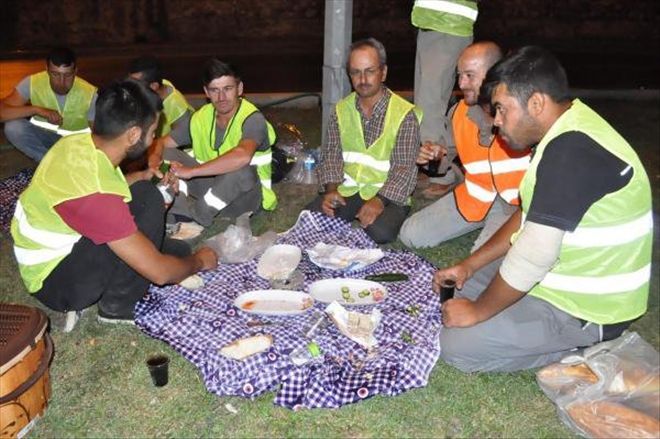 YOLDA ÇALIŞAN İŞÇİLER REFÜJDE SAHUR YAPTI