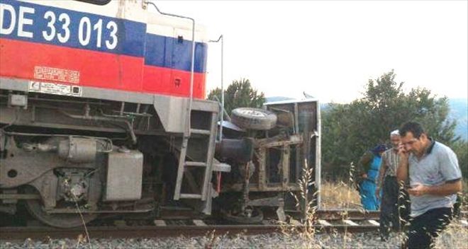 TREN, TARIM İŞÇİLERİNİ TAŞIYAN KAMYONETE ÇARPTI: 2 ÖLÜ, 9 YARALI