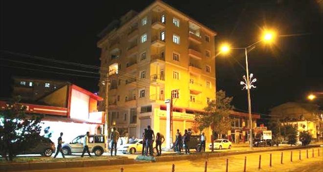 Pkk´lı Teröristlerin Attığı Roket Mermisi, Sivillerin Yaşadığı 6 Katlı Binaya İsabet Etti