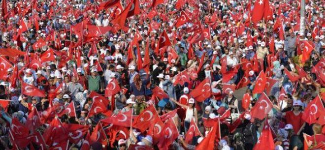 ADANA DEMOKRASİ VE ŞEHİTLER İÇİN KENETLENDİ