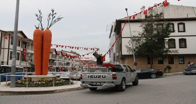 SOKAKLAR GÜL SUYUNA BEZENDİ