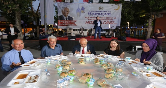 Gazi Mahallesi sakinleri iftar sofrasında 