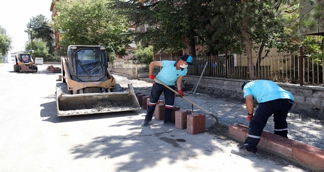 Yenimahalle´de asfalt ve kaldırım çalışmaları sürüyor