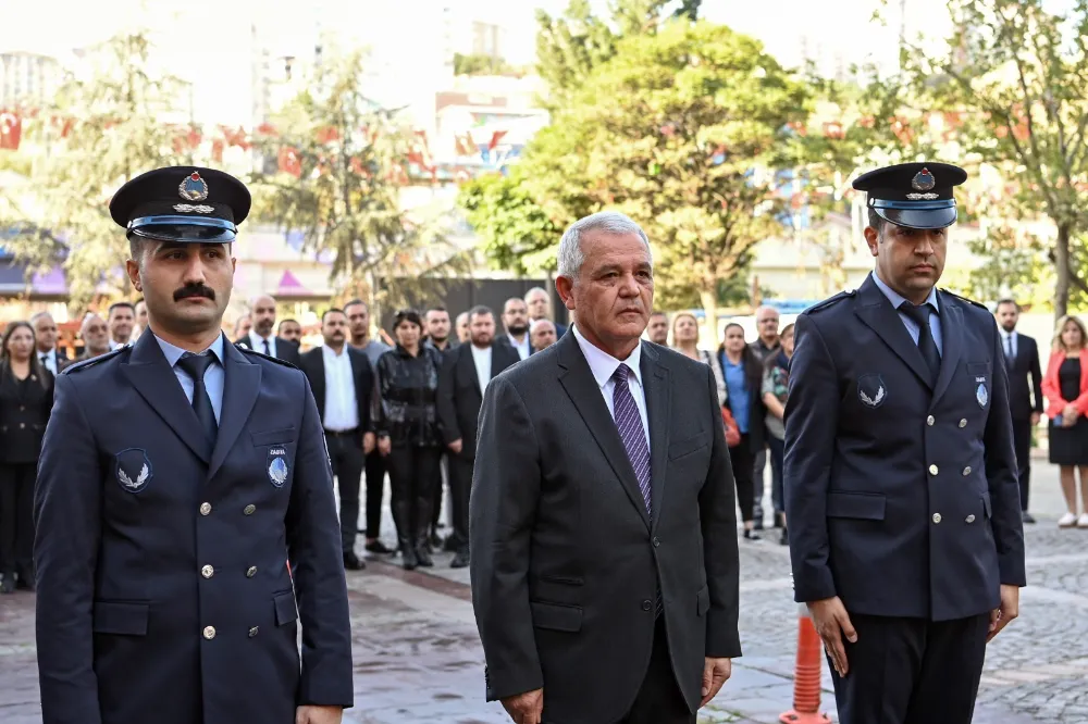 Başkan Şahin, Atatürk Anıtı’na çelenk sundu