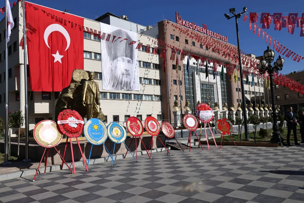 Cumhuriyet Bayramı kutlamaları çelenk sunma ile başladı