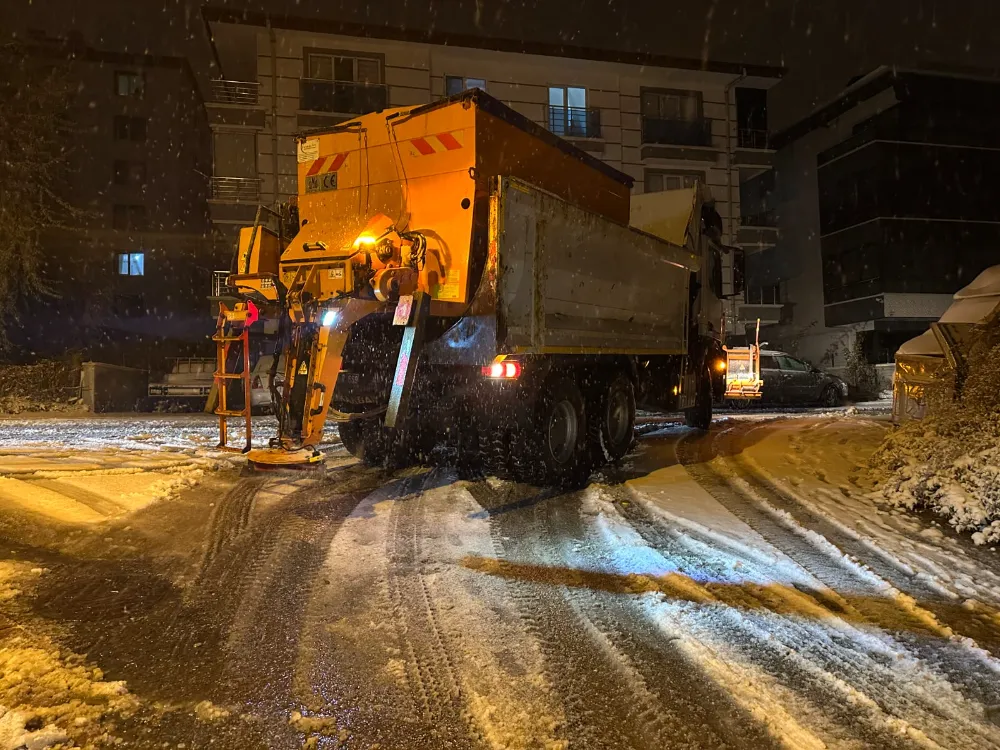 KAR YERE, EKİPLER YOLLARA DÜŞTÜ 