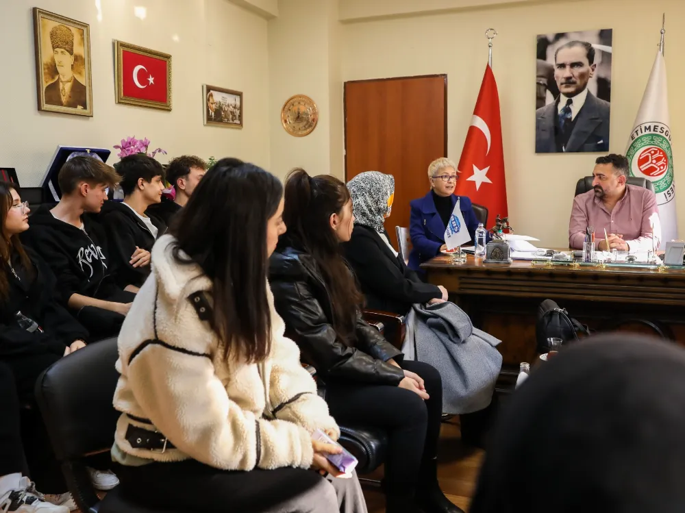 ETİMESGUT BELEDİYE BAŞKAN YARDIMCISI TAYLAN ÖZGÜVEN GENÇLERLE SIFIR ATIK ÜZERİNE KONUŞTU