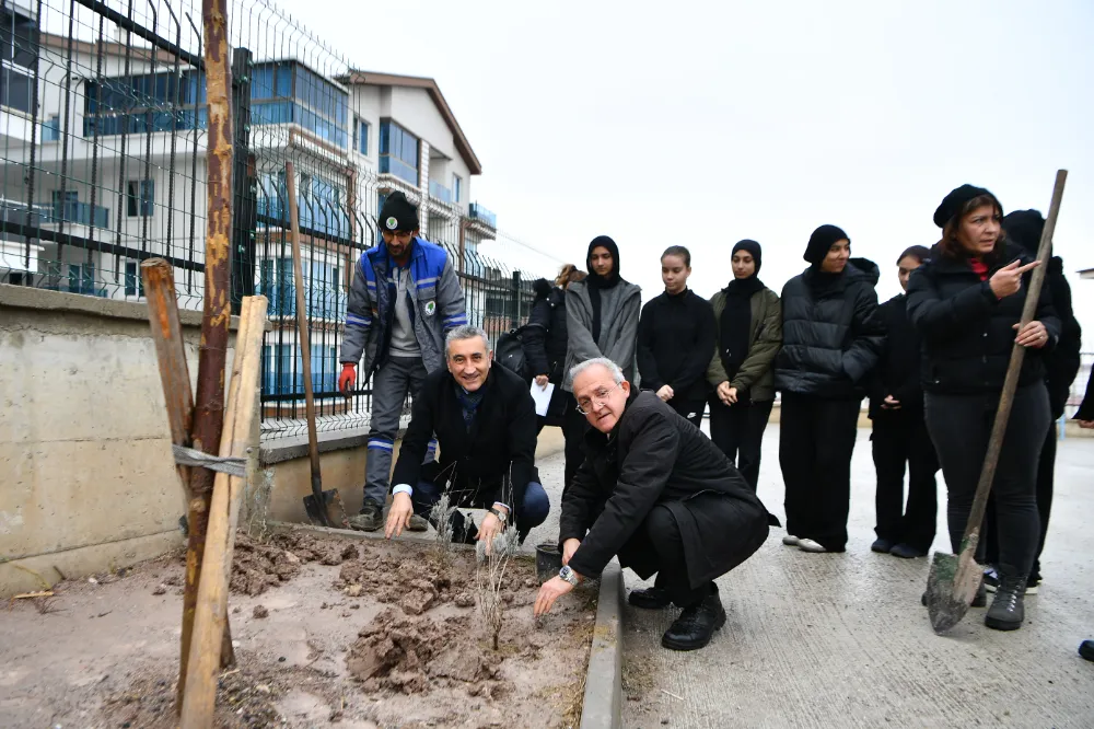 Öğrencilerle birlikte lavanta dikimi gerçekleştirildi