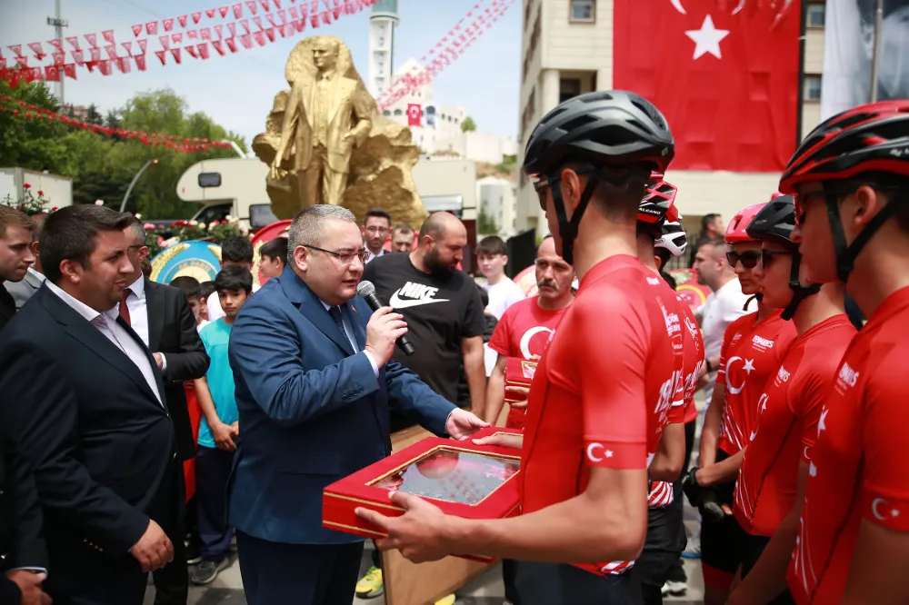 BAŞKAN ÖZARSLAN SAMSUN’DAN GELEN TÜRK BAYRAĞINI VE TOPRAĞI TESLİM ALDI 