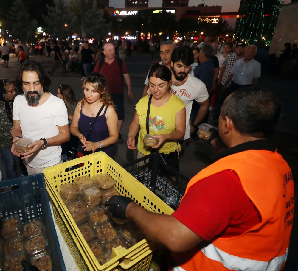 35 bin porsiyon aşure dağıtıldı