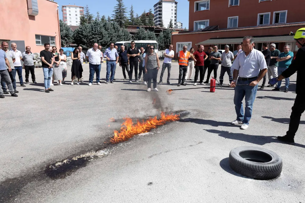 YENAR’dan belediye personeline  yangın söndürme eğitimi 