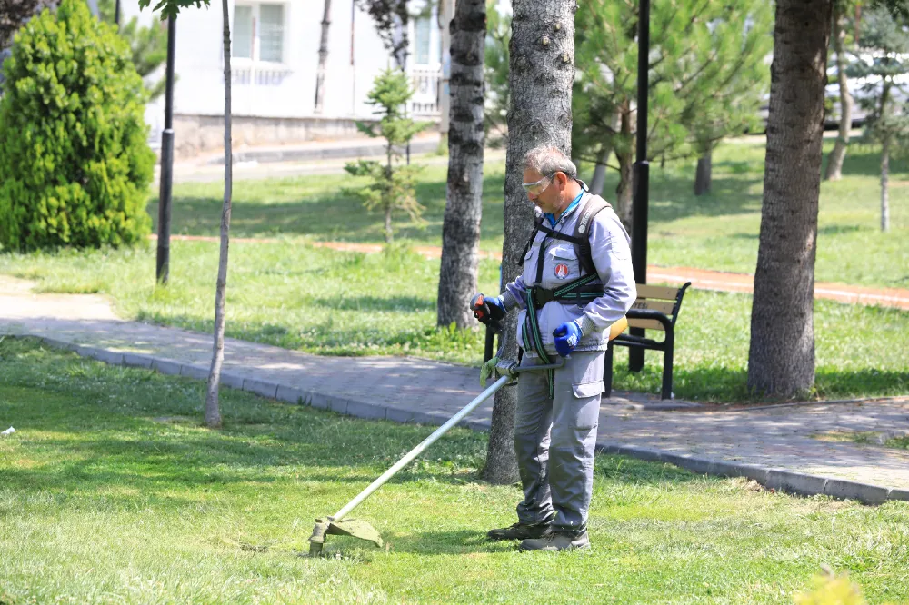 PARK VE YEŞİL ALANLARDA TEMİZLİK VE BAKIM ÇALIŞMALARINI TİTİZLİKLE YÜRÜTÜYOR