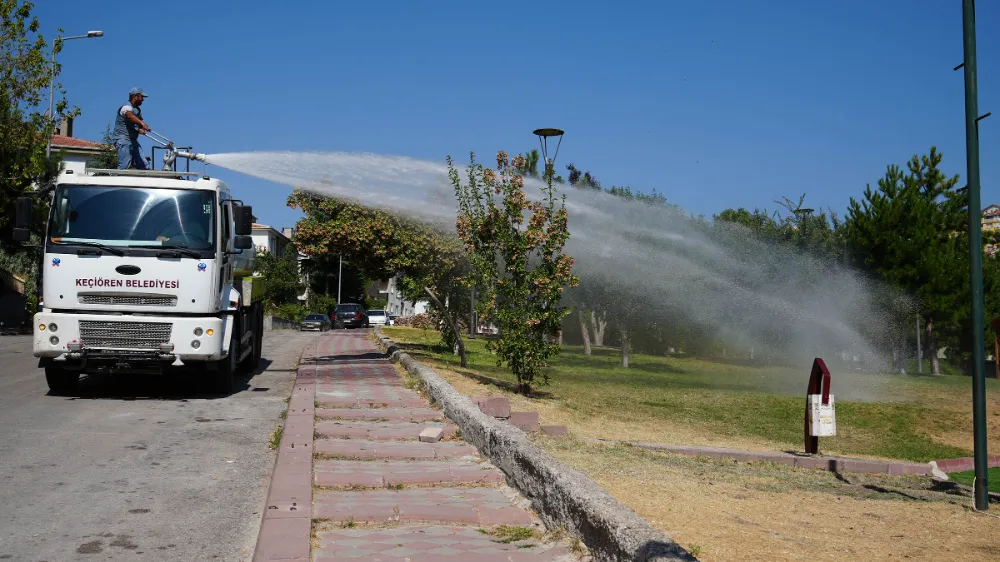 PARKLAR DOĞA DOSTU GÜBREYLE YEŞİLLENİYOR