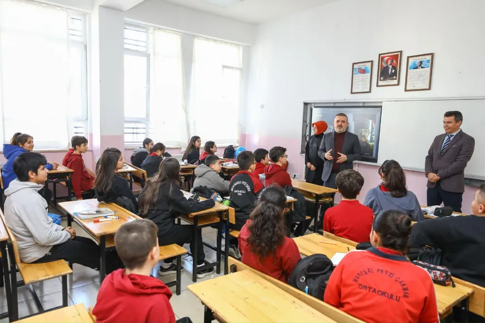 BAŞKAN ERCAN MİNİK ÖĞRENCİLERİN YÜZÜNÜ GÜLDÜRDÜ