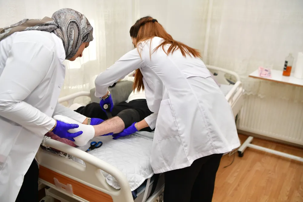 Mamak Belediyesi’nin Evde Sağlık Hizmetleri Sürüyor