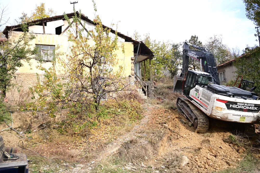 Mamak’ta Tehlike Oluşturan Üç Metruk Yapı Yıkıldı