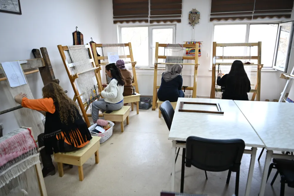 Mamak’ta Kilim Dokuma Sanatı Gelecek Kuşaklara Aktarılıyor