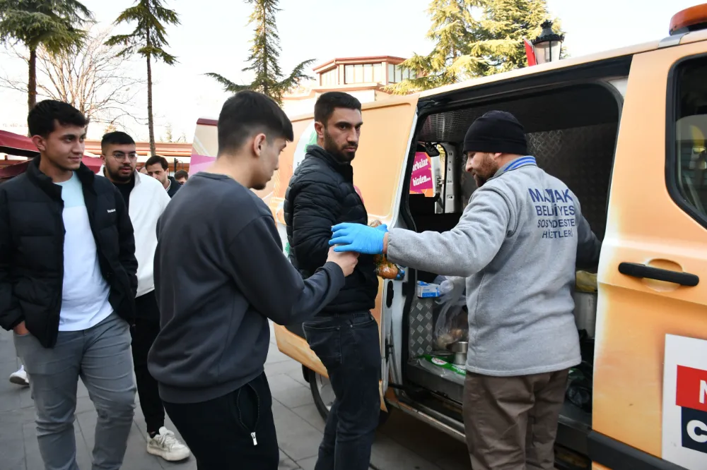 Kütüphaneye Gelen Öğrencilere  Çorbalar Başkan Şahin’den