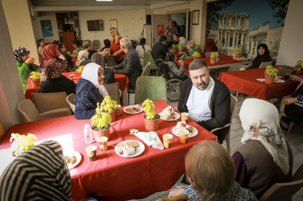 ANNELER GÜNÜ’NDE HUZUREVİ SAKİNLERİNE SÜRPRİZ ZİYARET
