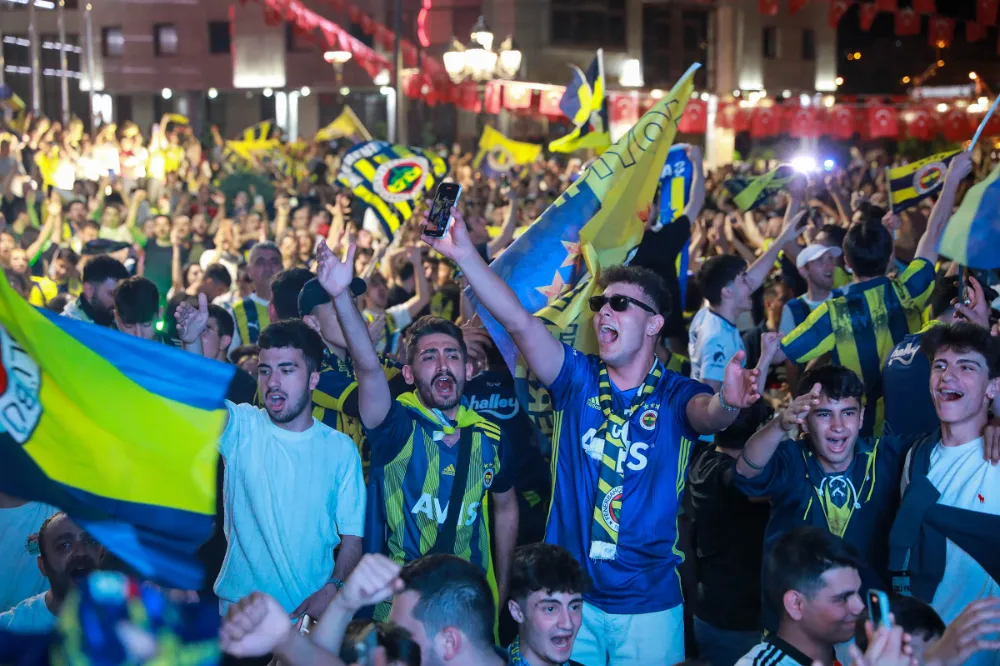 ŞAMPİYONLUK MAÇI DEV EKRANDA YAYINLANDI 