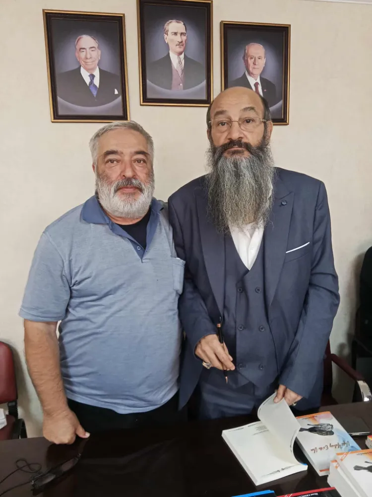 Ozan İlo kitaplarını imzaladı